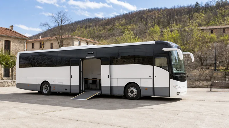 Autobús genérico de oficina móvil vacío con rampa accesible en la plaza de un municipio rural