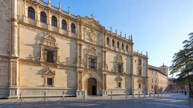 Fachada del Colegio Mayor de San Ildefonso en la plaza de San Diego de Alcalá de Henares