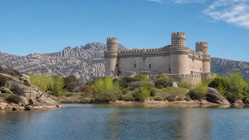Castillo de Manzanares el Real junto al paisaje del embalse de Santillana