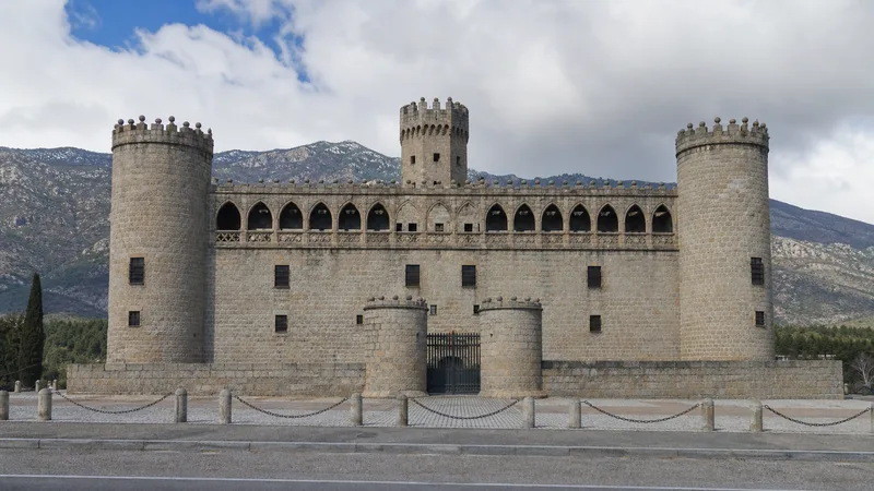 Exterior del Castillo Nuevo de los Mendoza con la sierra al fondo