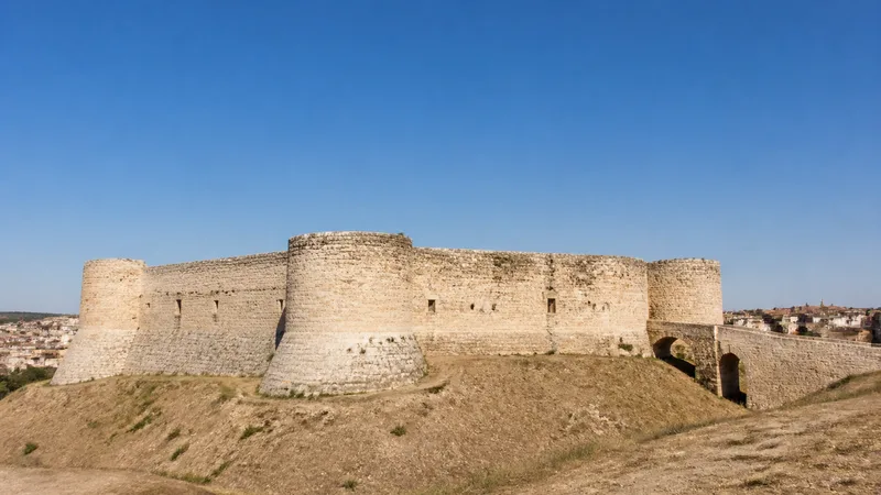 Exterior bajo y horizontal del Castillo de los Condes de Chinchón con sus torreones cilíndricos