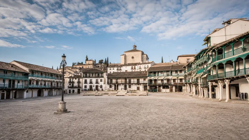 Plaza Mayor de Chinchón con soportales y balcones de madera vista desde el centro