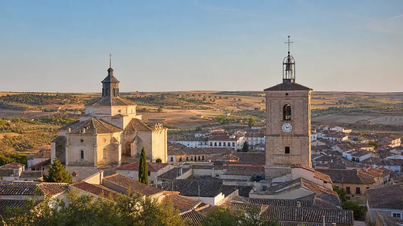 Vista de Chinchón con la iglesia, la Torre del Reloj y el paisaje del sureste madrileño