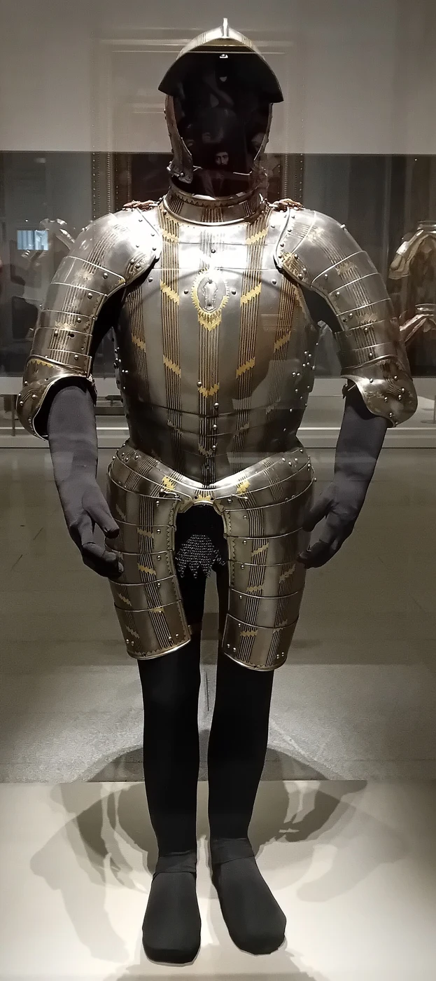 Armadura expuesta en una vitrina de la Galería de las Colecciones Reales
