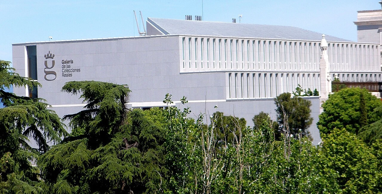 Exterior de la Galería de las Colecciones Reales con su nombre en la fachada