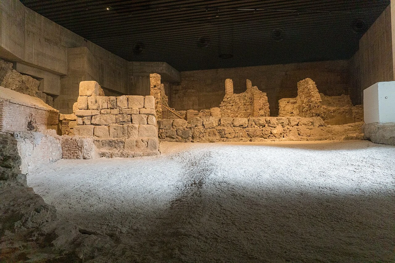 Restos arqueológicos conservados en el interior de la Galería de las Colecciones Reales