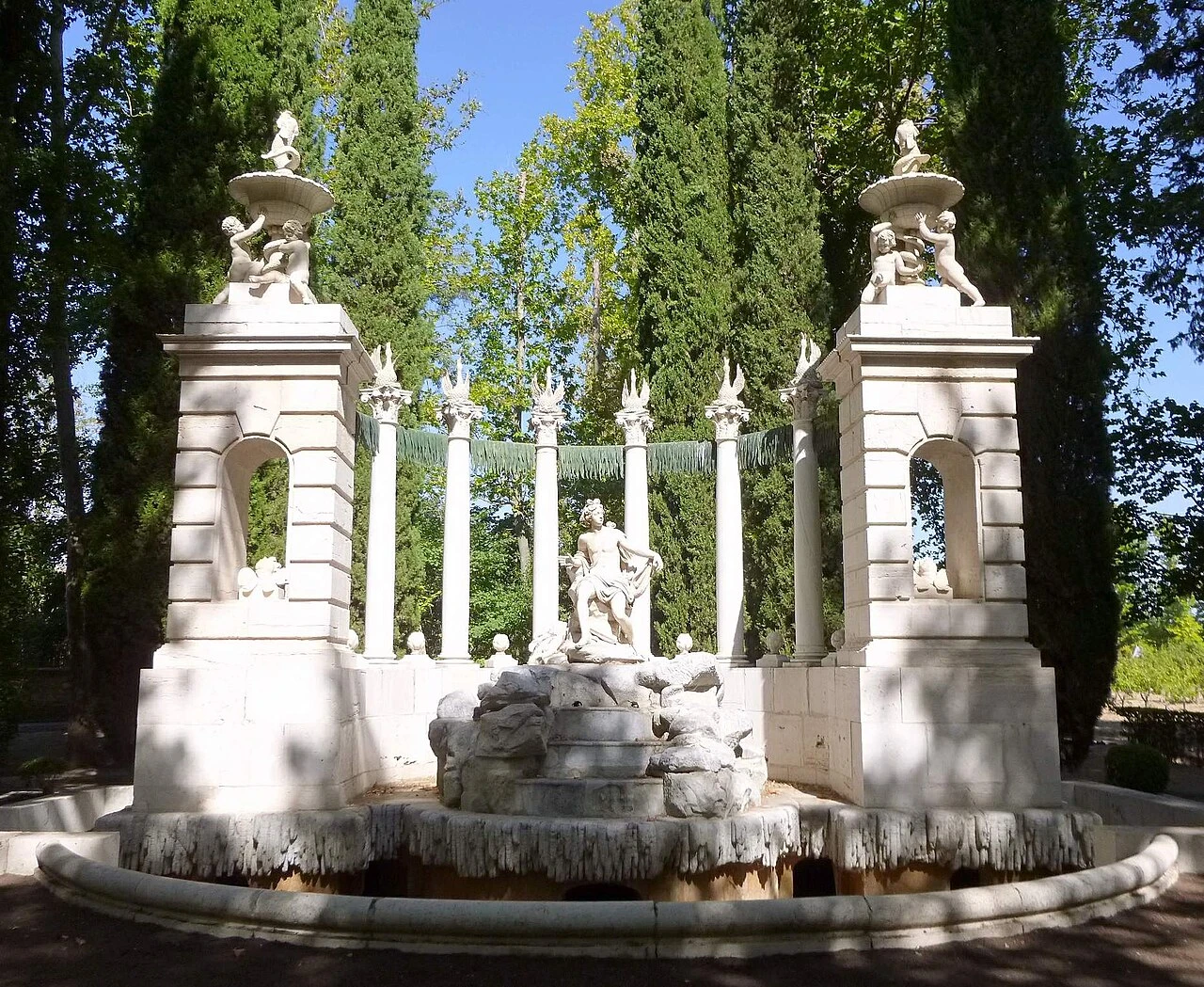 Fuente de Apolo enmarcada por columnas y cuerpos laterales en el Jardín del Príncipe
