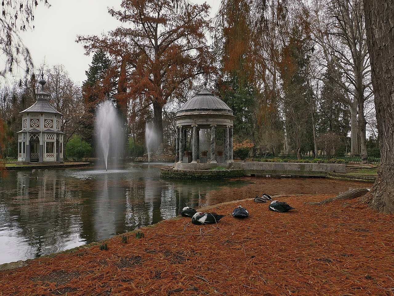 Templetes clásico y chinesco junto al estanque del Jardín del Príncipe