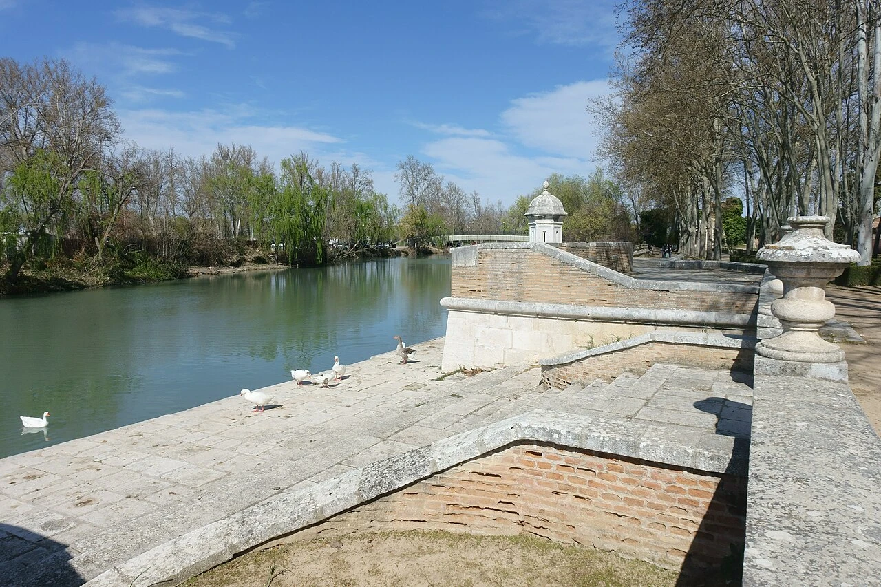 Escalinata del embarcadero real junto al río Tajo en Aranjuez