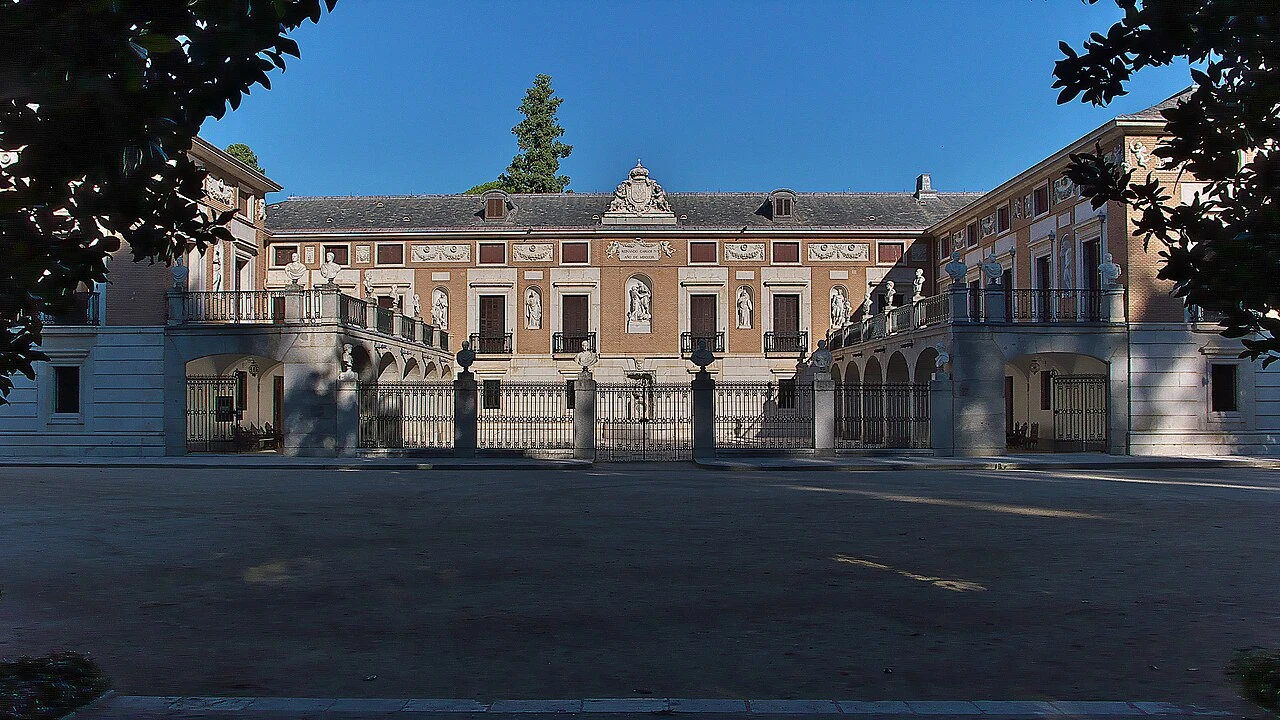 Fachada y patio de la Casa del Labrador vistos desde el jardín