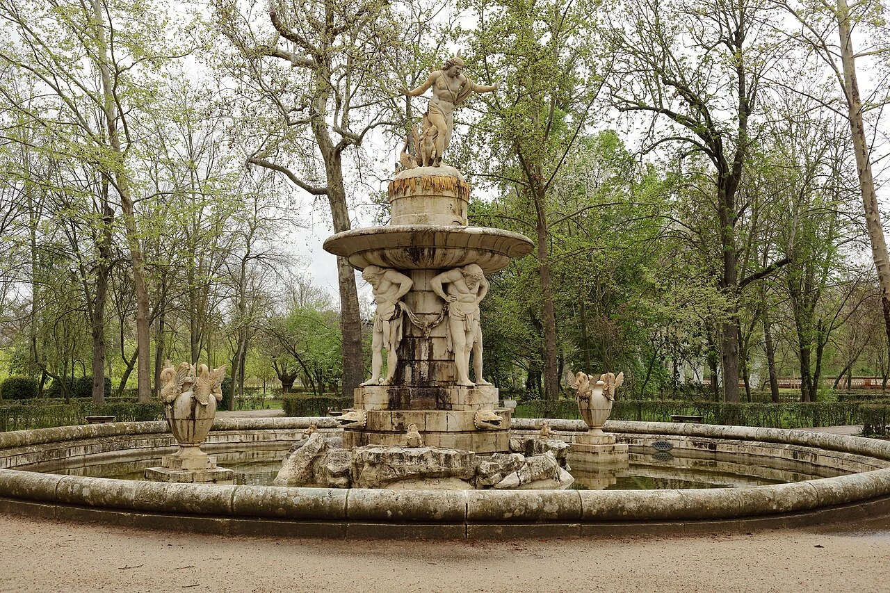 Fuente de Narciso con figuras que sostienen su taza en el Jardín del Príncipe