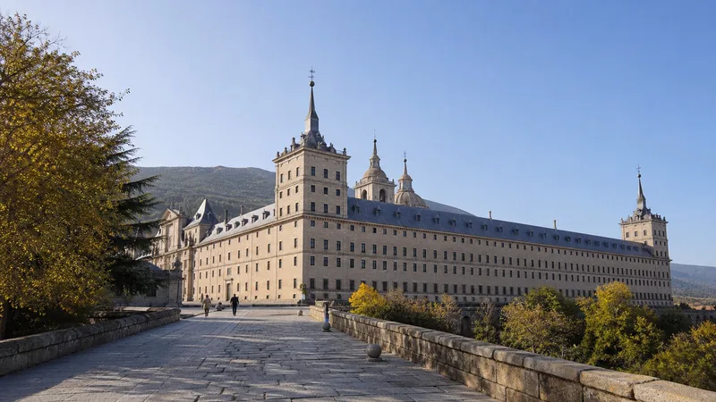 Paseo de piedra que conduce al Real Monasterio de San Lorenzo de El Escorial