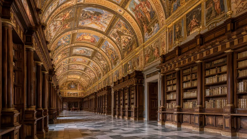 Biblioteca histórica con bóveda pintada y estanterías de madera