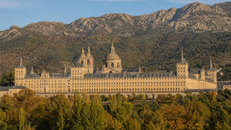 Panorámica del Real Monasterio de San Lorenzo de El Escorial ante el monte Abantos