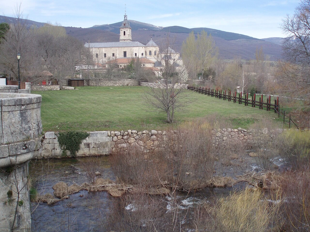 Monasterio de El Paular junto al río Lozoya y las montañas