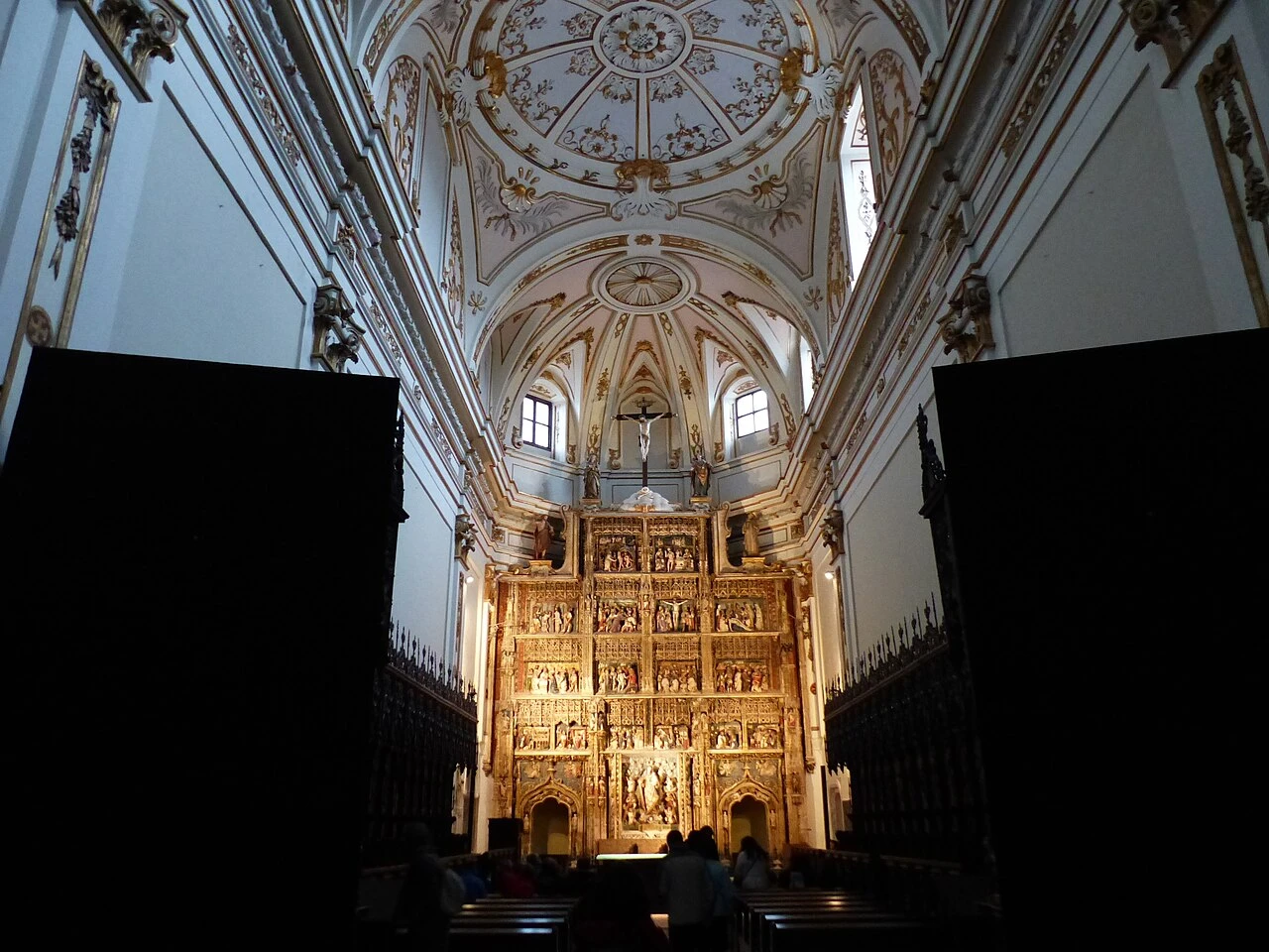 Nave de la iglesia y retablo mayor de alabastro de El Paular