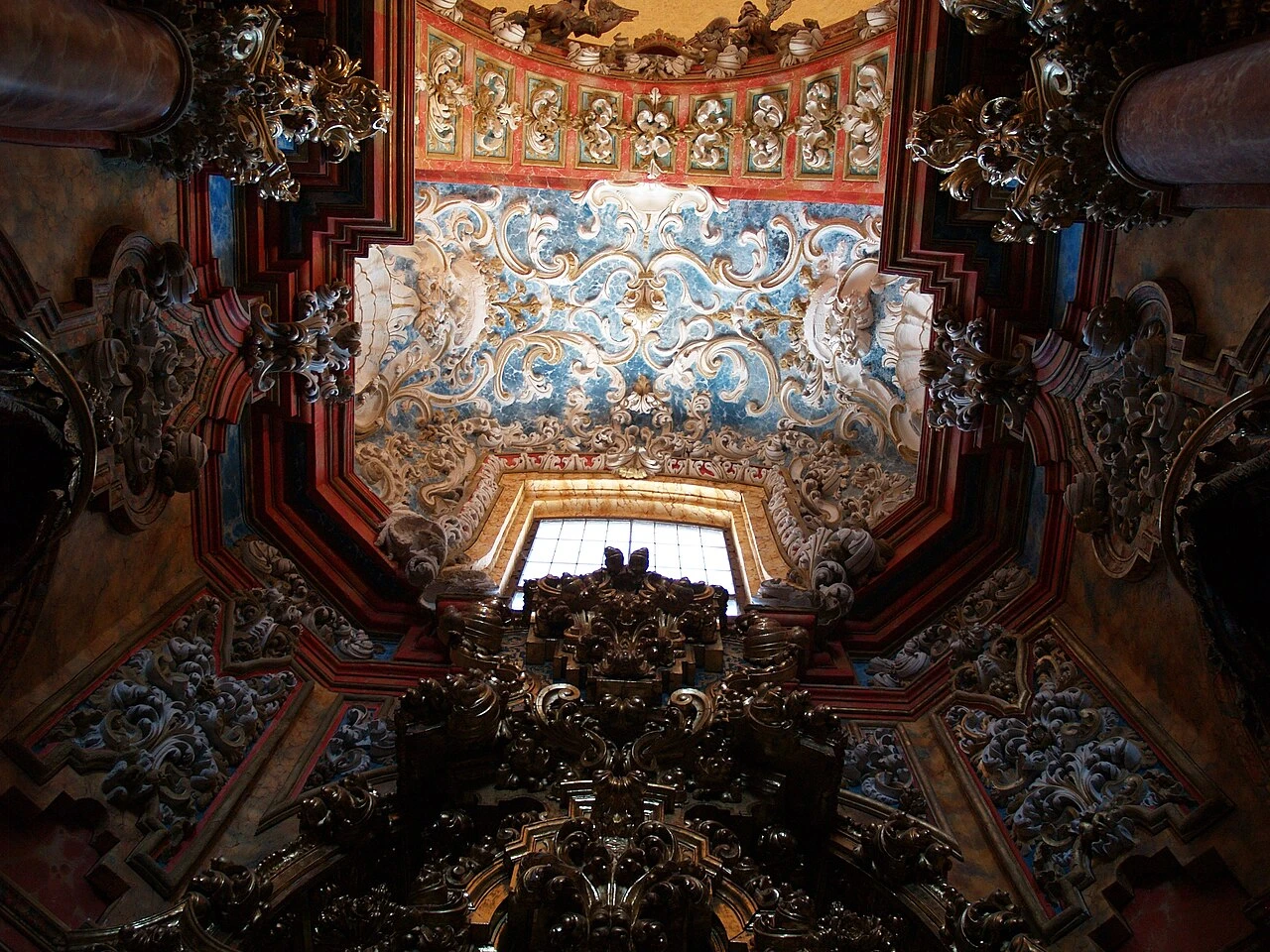 Decoración barroca y ventana en la parte alta del camarín de El Paular