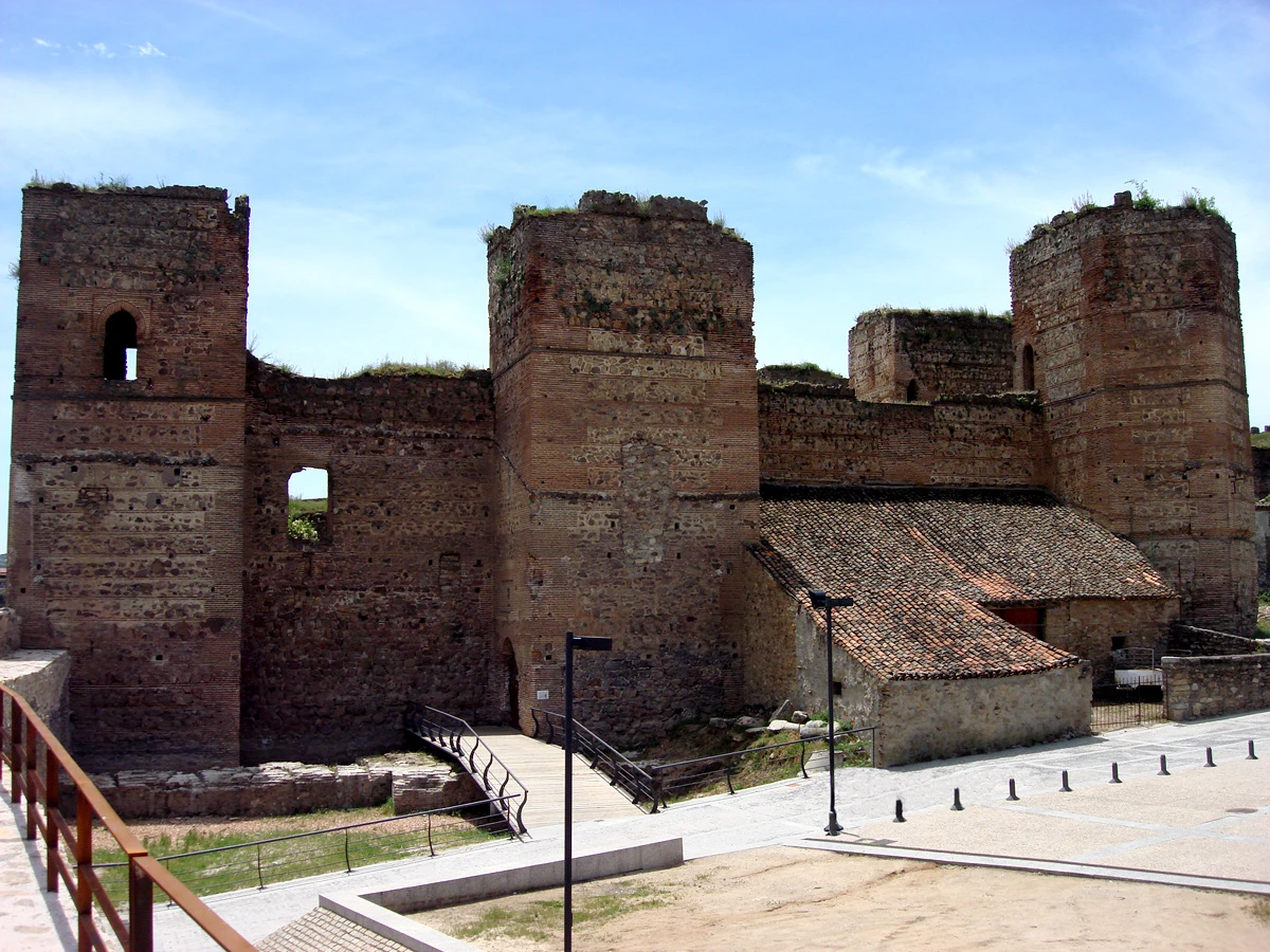 Torres de ladrillo y mampostería del Castillo de los Mendoza en Buitrago