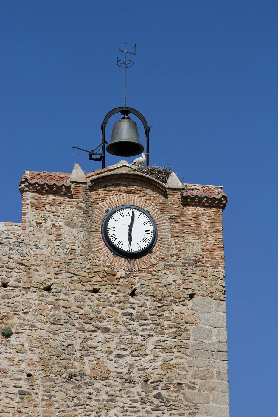 Reloj y campana en la parte superior de la torre de Buitrago