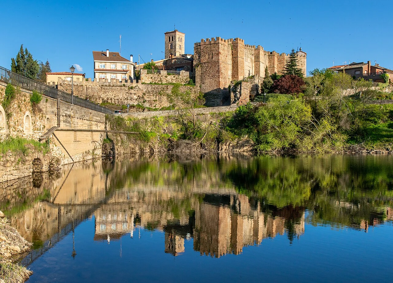 Murallas de Buitrago reflejadas en el río Lozoya