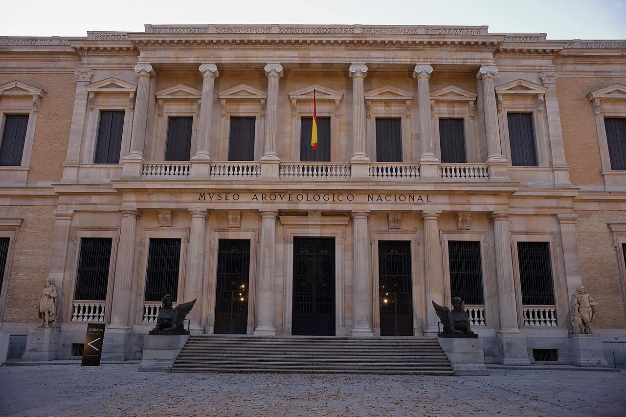 Fachada del Museo Arqueológico Nacional junto a su entrada en la calle de Serrano