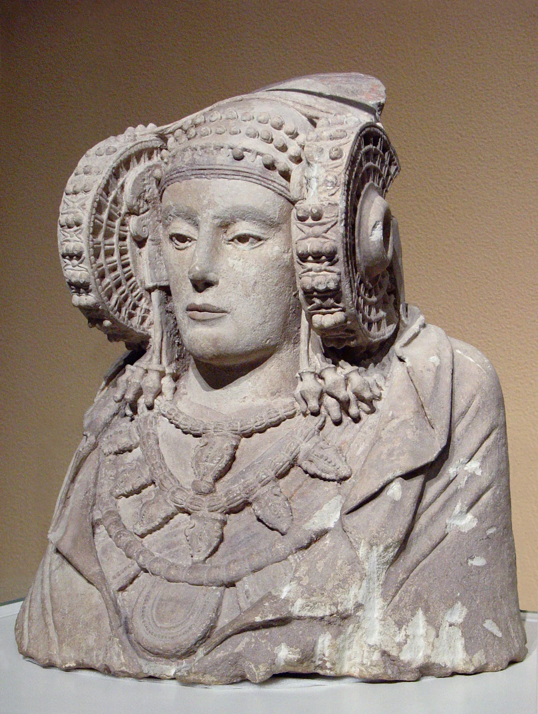 Busto de la Dama de Elche con sus rodetes laterales y collares