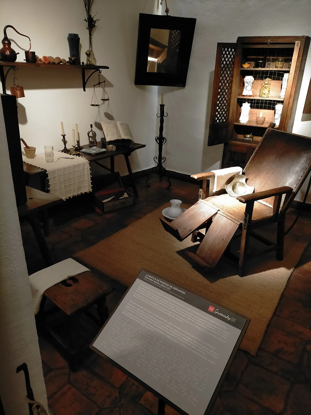Sillón, instrumental y recipientes en la recreación de la botica de Rodrigo de Cervantes