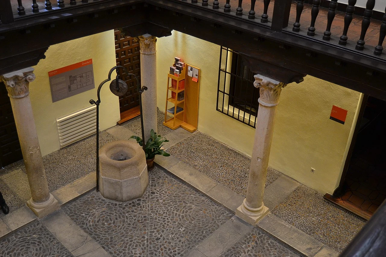 Patio con columnas y pozo de la casa museo visto desde la galería superior