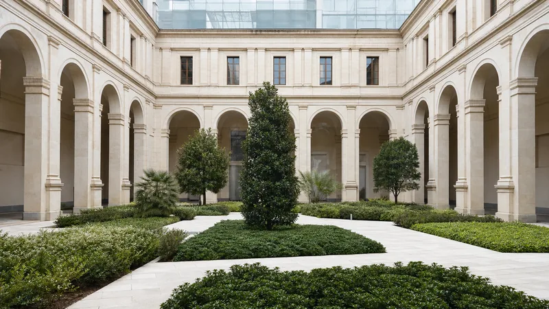 Patio histórico de Sabatini rodeado por galerías y árboles
