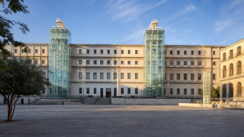 Fachada del edificio Sabatini del Museo Reina Sofía con sus ascensores de vidrio