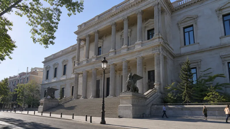 Fachada neoclásica y escalinata de un gran museo arqueológico madrileño