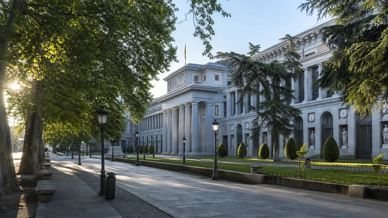 Fachada del Museo del Prado vista desde el paseo arbolado