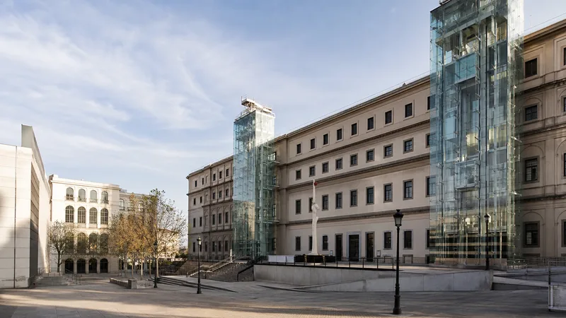 Patio del edificio Sabatini del Museo Reina Sofía con sus galerías históricas