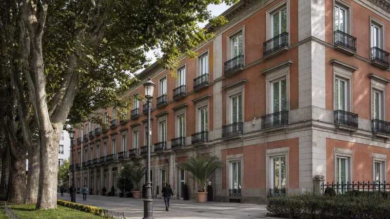 Fachada palaciega del Museo Nacional Thyssen-Bornemisza junto al paseo del Prado