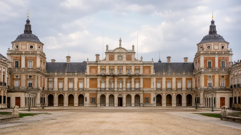 Fachada principal del Palacio Real de Aranjuez desde la plaza de Parejas