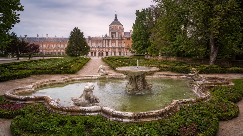 Jardines históricos de Aranjuez con fuente, arbolado y paseo junto al palacio