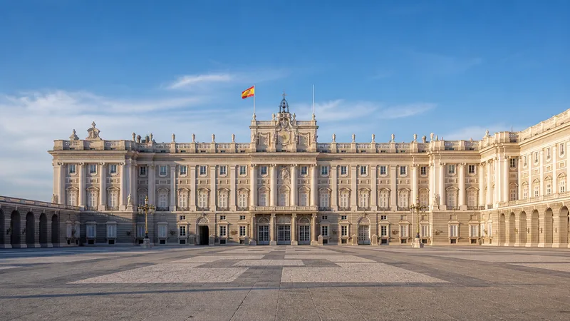 Fachada principal del Palacio Real de Madrid vista desde la plaza de la Armería