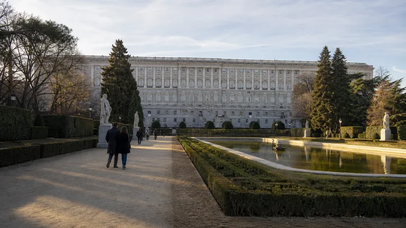 Jardines formales junto a la fachada occidental del Palacio Real de Madrid