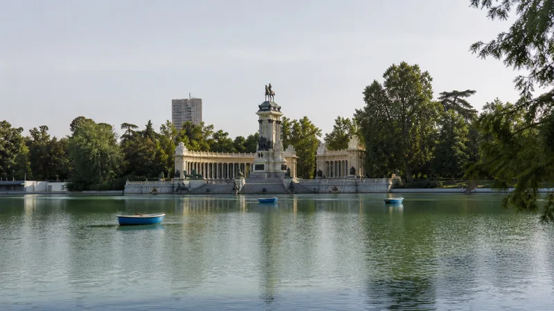 Estanque Grande del Retiro y monumento a Alfonso XII con barcas sobre el agua