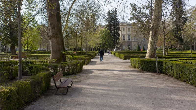 Jardín formal del Retiro con sendero, setos recortados y arbolado maduro