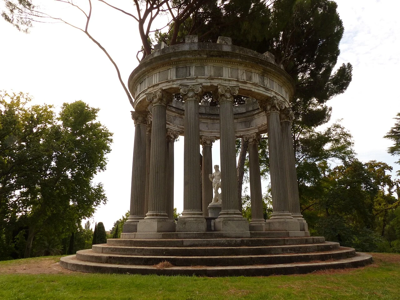 Templete de Baco con sus columnas y la estatua en el centro