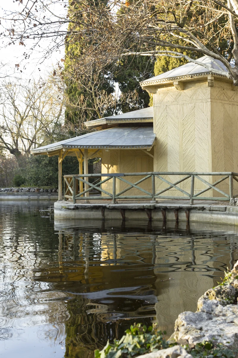 Casa de Cañas de El Capricho reflejada en el agua