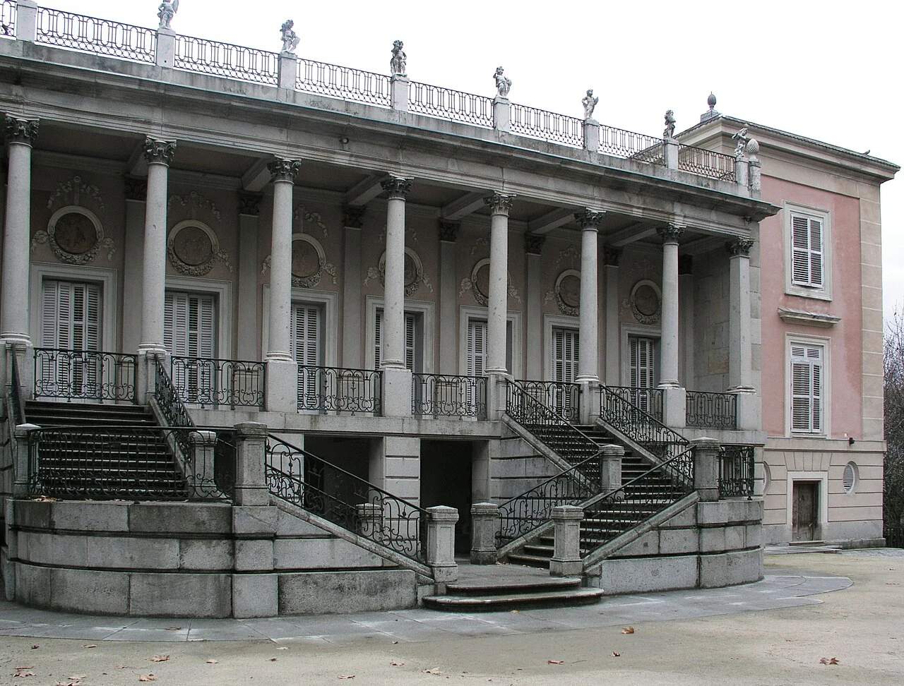 Fachada y escalinatas del Palacio de los Duques de Osuna en El Capricho
