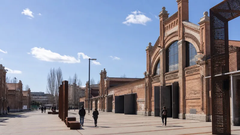 Naves de ladrillo y plaza peatonal de un centro cultural madrileño