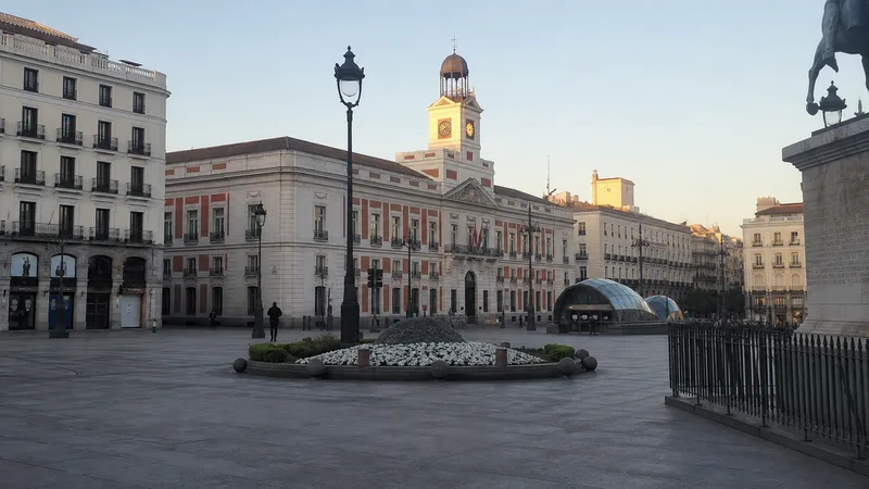 Puerta del Sol y Casa de Correos a primera hora de la mañana
