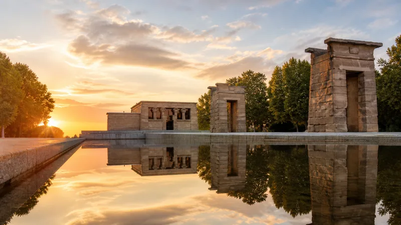 Templo de Debod y sus jardines con luz dorada al final de la tarde