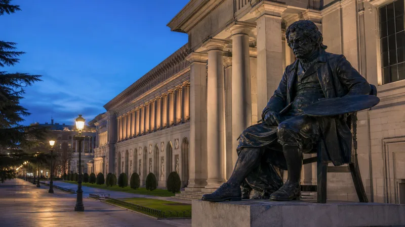 Exterior del Museo del Prado con visitantes esperando de forma ordenada