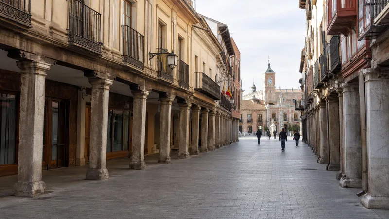 Calle Mayor porticada de Alcalá de Henares en una mañana tranquila