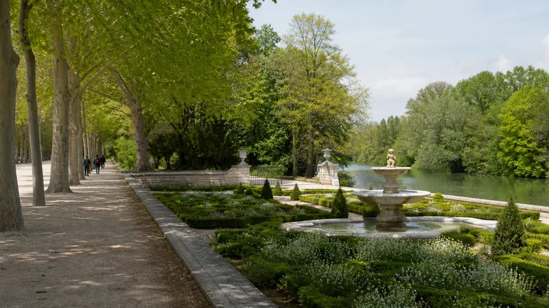 Avenida arbolada, parterres y ribera en los jardines de Aranjuez