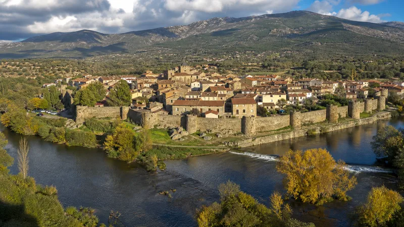 Recinto amurallado de Buitrago del Lozoya rodeado por el río